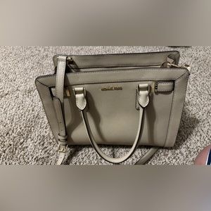 Michel kors hand bag. Excelente conditions.